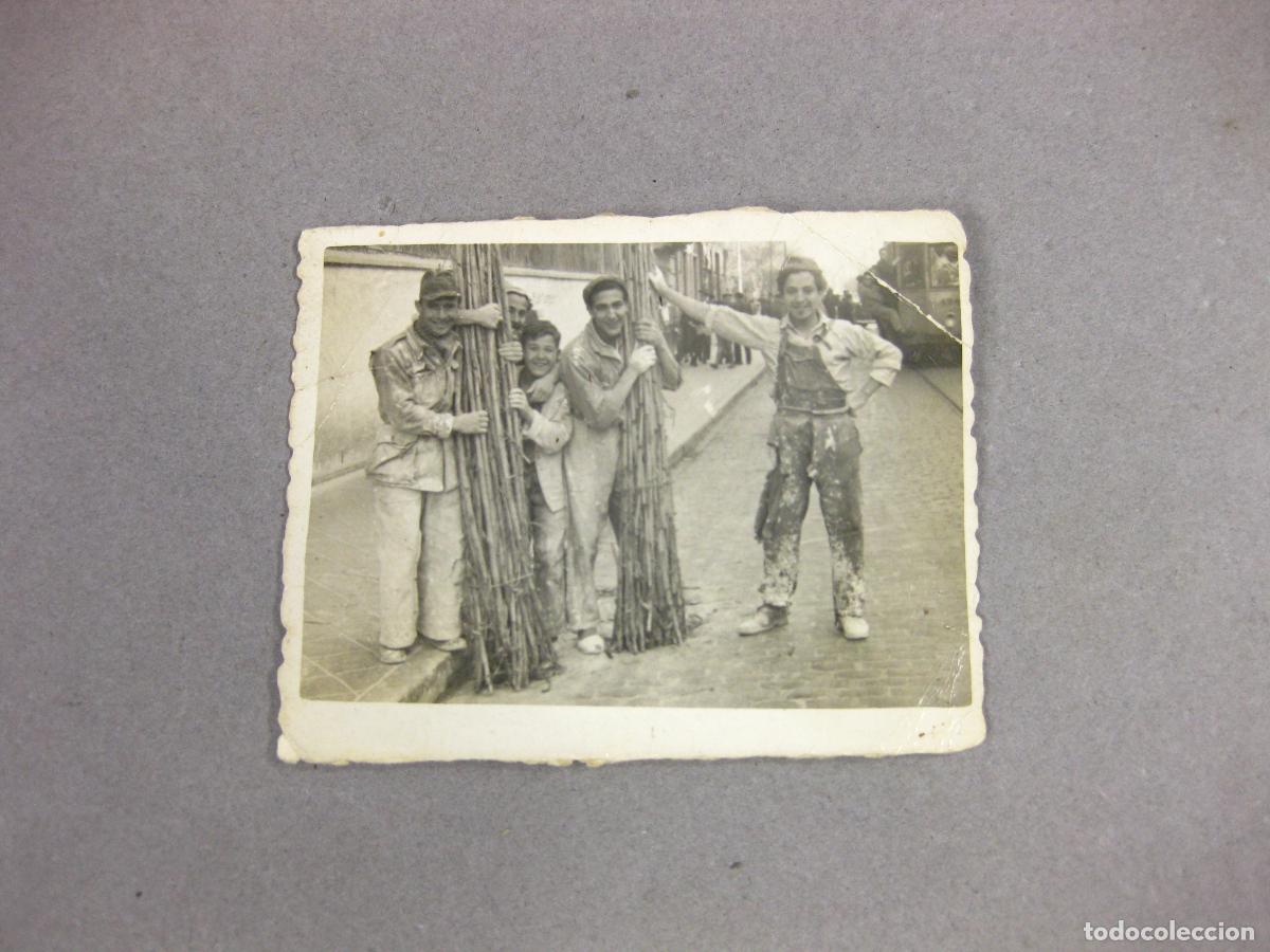 Fotograf&iacute;a antigua: FOTOGRAF&Iacute;A DE CALLE DE UNOS TRABAJADORES O ALBA&Ntilde;ILES CON CA&Ntilde;AS EN MADRID. FOTO MART&Iacute;NEZ. 1948