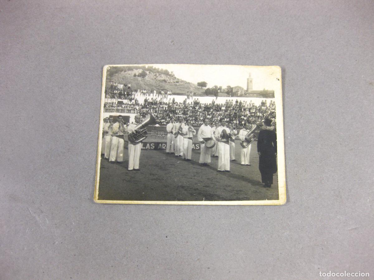 Antique Photography: FOTOGRAF&Iacute;A DE FESTEJOS EN LA PLAZA DE TOROS DE ESTELLA CON BANDA DE M&Uacute;SICA. NAVARRA. A&Ntilde;OS 40