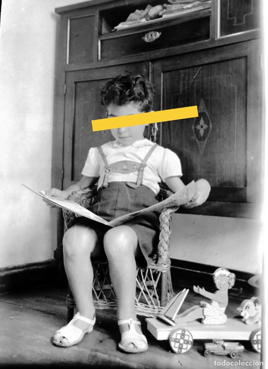 Photographie ancienne: Antiguo negativo de fotograf&iacute;a. Ni&ntilde;o leyendo un cuento. Juguete. A&ntilde;os 40