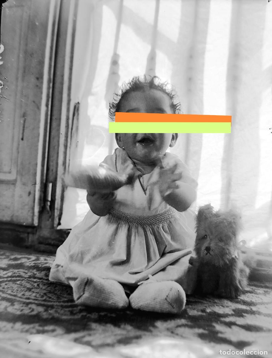 Photographie ancienne: Antiguo negativo de fotograf&iacute;a. Ni&ntilde;a junto a perrito de juguete. A&ntilde;os 40