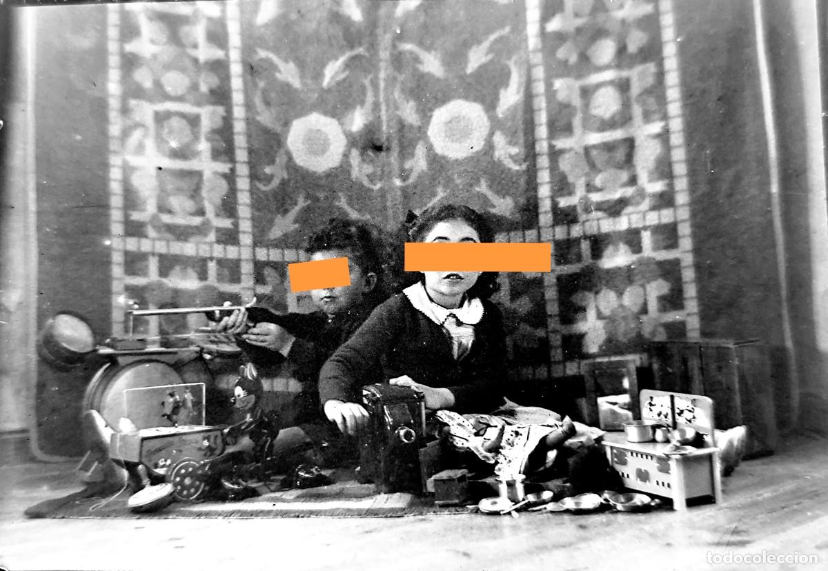 Alte Fotografie: Antiguo negativo de fotograf&iacute;a. Ni&ntilde;a y ni&ntilde;o, con los juguetes. Juguete. A&ntilde;os 40