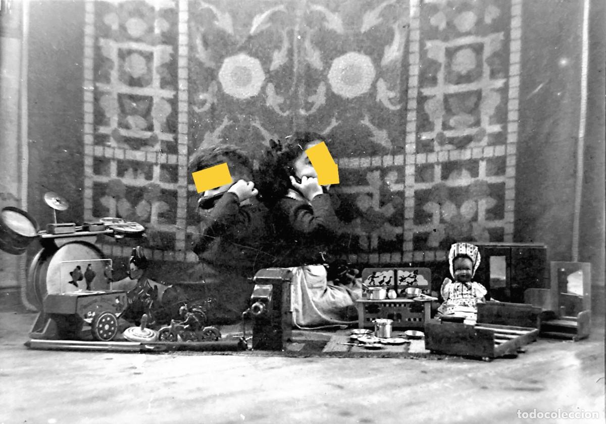 Fotografia antica: Antiguo negativo de fotograf&iacute;a. Ni&ntilde;a y ni&ntilde;o, con los juguetes. Juguete. A&ntilde;os 40