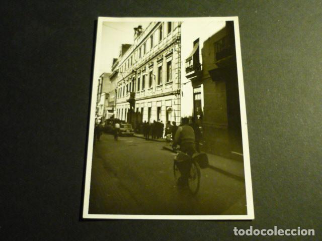 Fotografia antica: BADAJOZ ESCENA URBANA ANTIGUA FOTOGRAFIA 7,5 X 10,5 CM