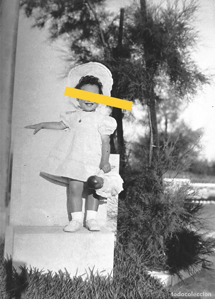 Antique Photography: Antiguo negativo de fotograf&iacute;a. Ni&ntilde;a con mu&ntilde;eca. A&ntilde;os 40