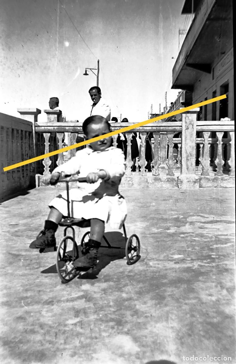 Antique Photography: Antiguo negativo de fotograf&iacute;a. Ni&ntilde;o con triciclo. En la terraza del restaurante. playa de Valencia.