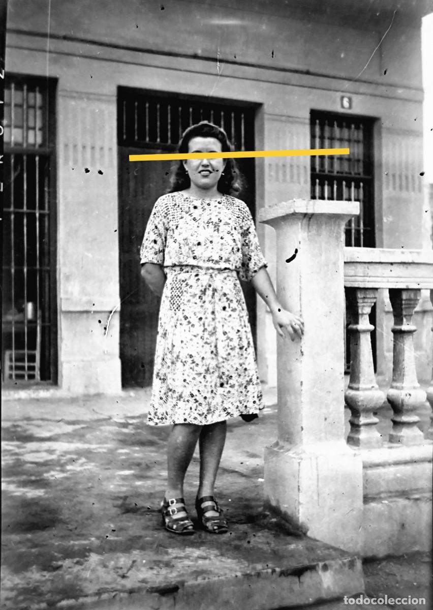 Photographie ancienne: Antiguo negativo de fotograf&iacute;a. Se&ntilde;orita, en la terraza del restaurante. Playa de Valencia.