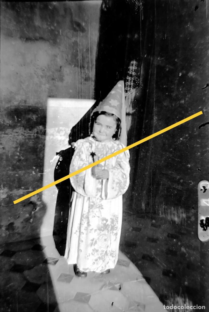 Fotografia antiga: Antiguo negativo de fotograf&iacute;a. Ni&ntilde;a con disfraz.
