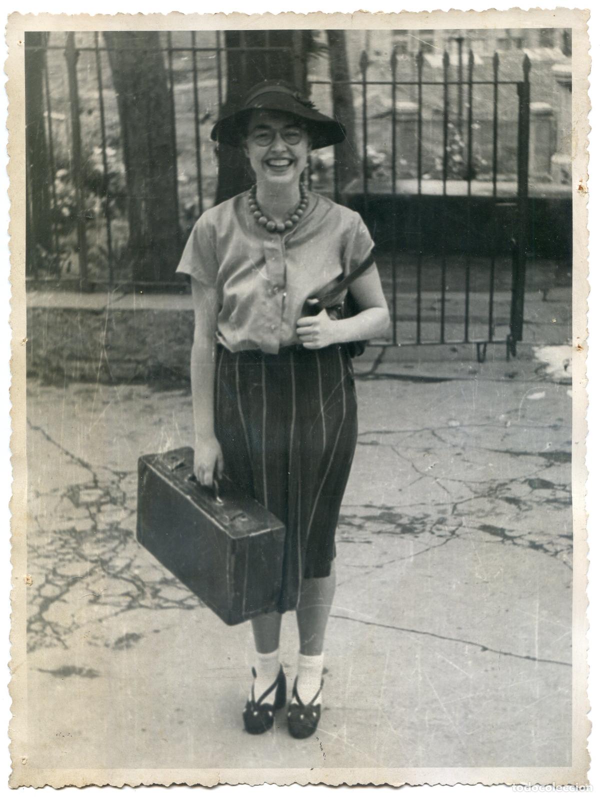Fotograf&iacute;a antigua: Fotograf&iacute;a de simp&aacute;tica se&ntilde;orita con maleta 17x23 cm. a&ntilde;os 50