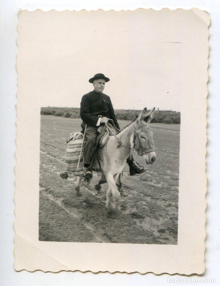 Alte Fotografie: Sacerdote montando un burro, 1953, sin indicaci&oacute;n de lugar ni fot&oacute;grafo