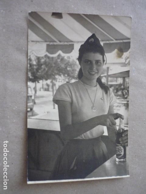 Fotograf&iacute;a antigua: CAMARERA CON GORRO DE PEPSI COLA Y BOTELLA ANTIGUA FOTOGRAFIA 9 X 14 CM