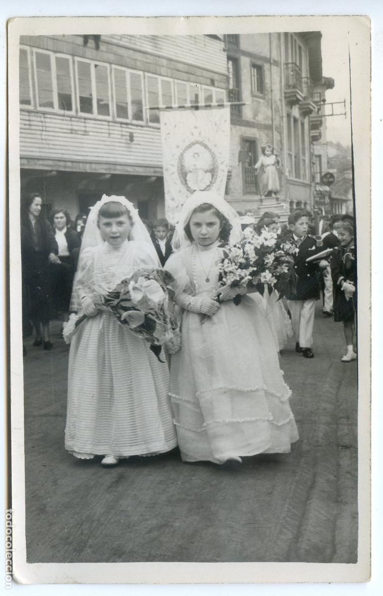 Fotografia antiga: Procesi&oacute;n de primeras comuniones en Laviana o El Entrego, Foto Vega, 1946 Asturias