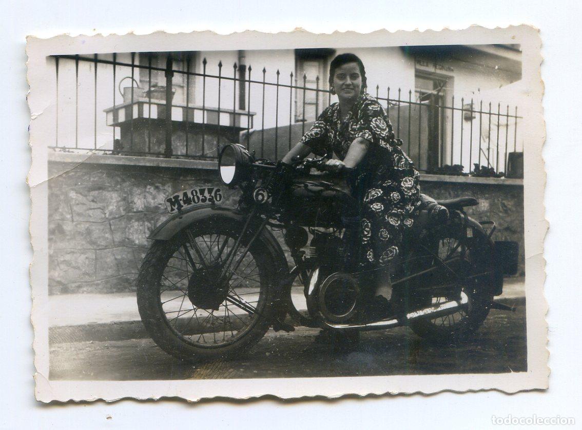 Fotografia antiga: Se&ntilde;ora en motocicleta con matr&iacute;cula M-48336, a&ntilde;os 40 o 50,