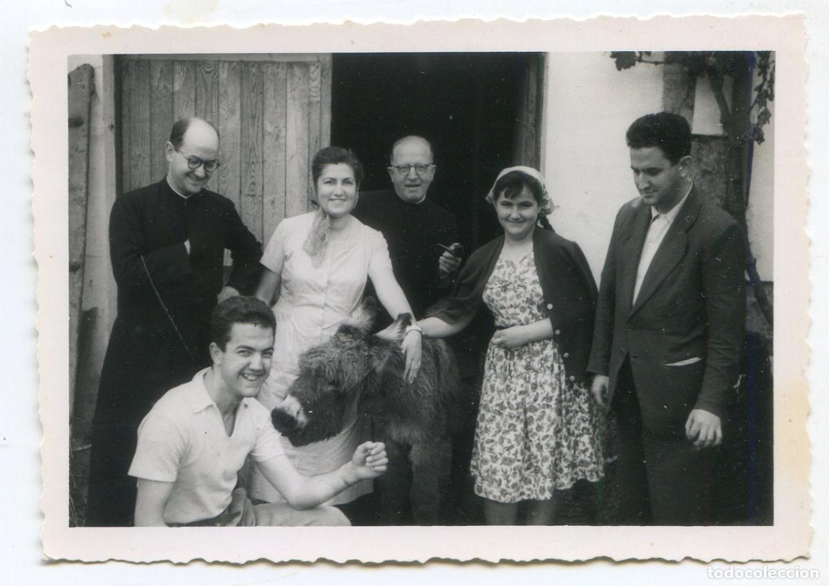 Fotografia antiga: Dos sacerdotes, una familia y un burro, foto Negtor, 1958, 10x7 cm.