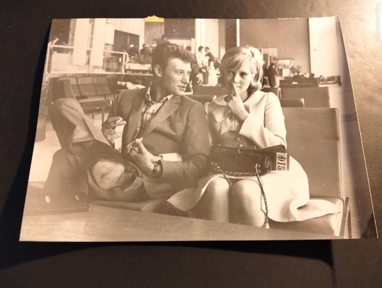 Fotografia antiga: JHONNY HALLYDAY CANTANTE ROCK ROLL SILVIE VARTAN FOTOGRAFIA ANTIGUA ORIGINAL A&Ntilde;OS 60 24 X 18 CMTS