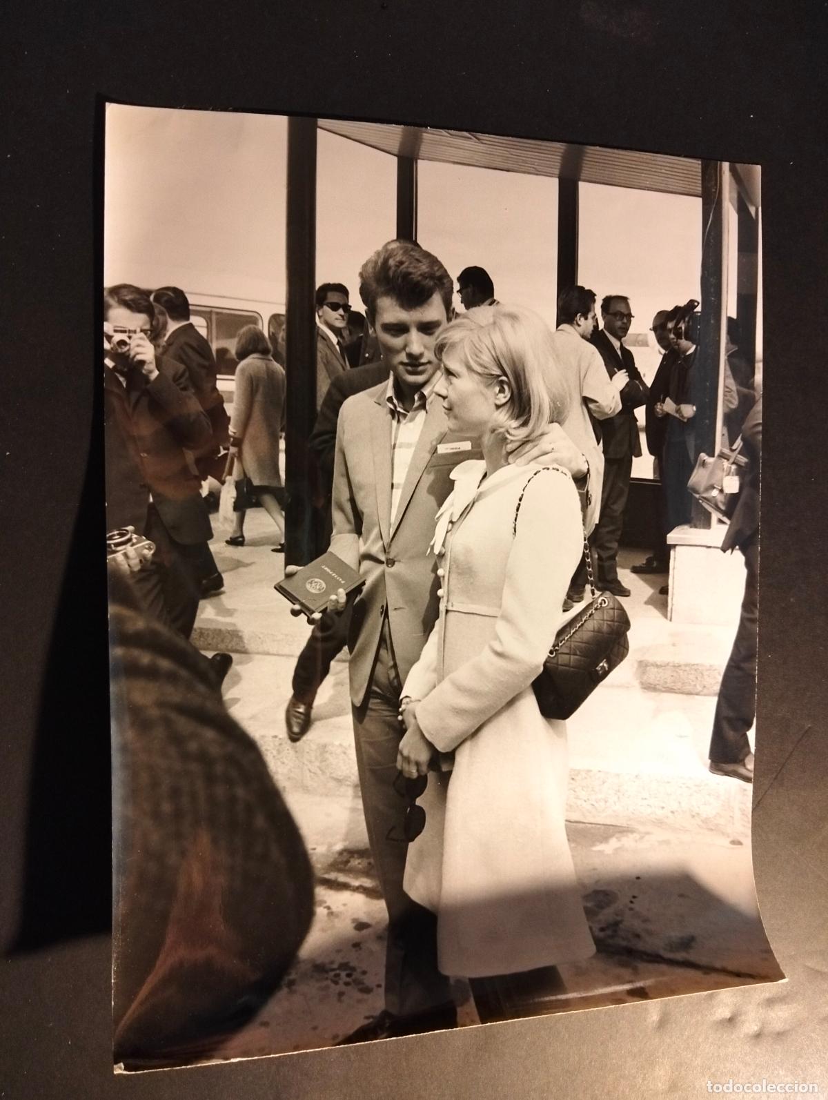 Fotografia antiga: JHONNY HALLYDAY CANTANTE ROCK ROLL SILVIE VARTAN FOTOGRAFIA ANTIGUA ORIGINAL A&Ntilde;OS 60 24 X 18 CMTS