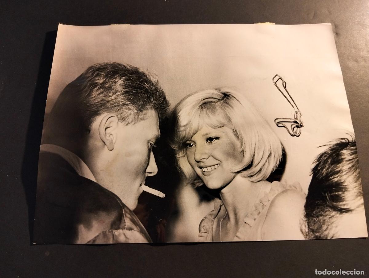 Antique Photography: JHONNY HALLYDAY CANTANTE ROCK ROLL SILVIE VARTAN FOTOGRAFIA ANTIGUA ORIGINAL A&Ntilde;OS 60 24 X 18 CMTS