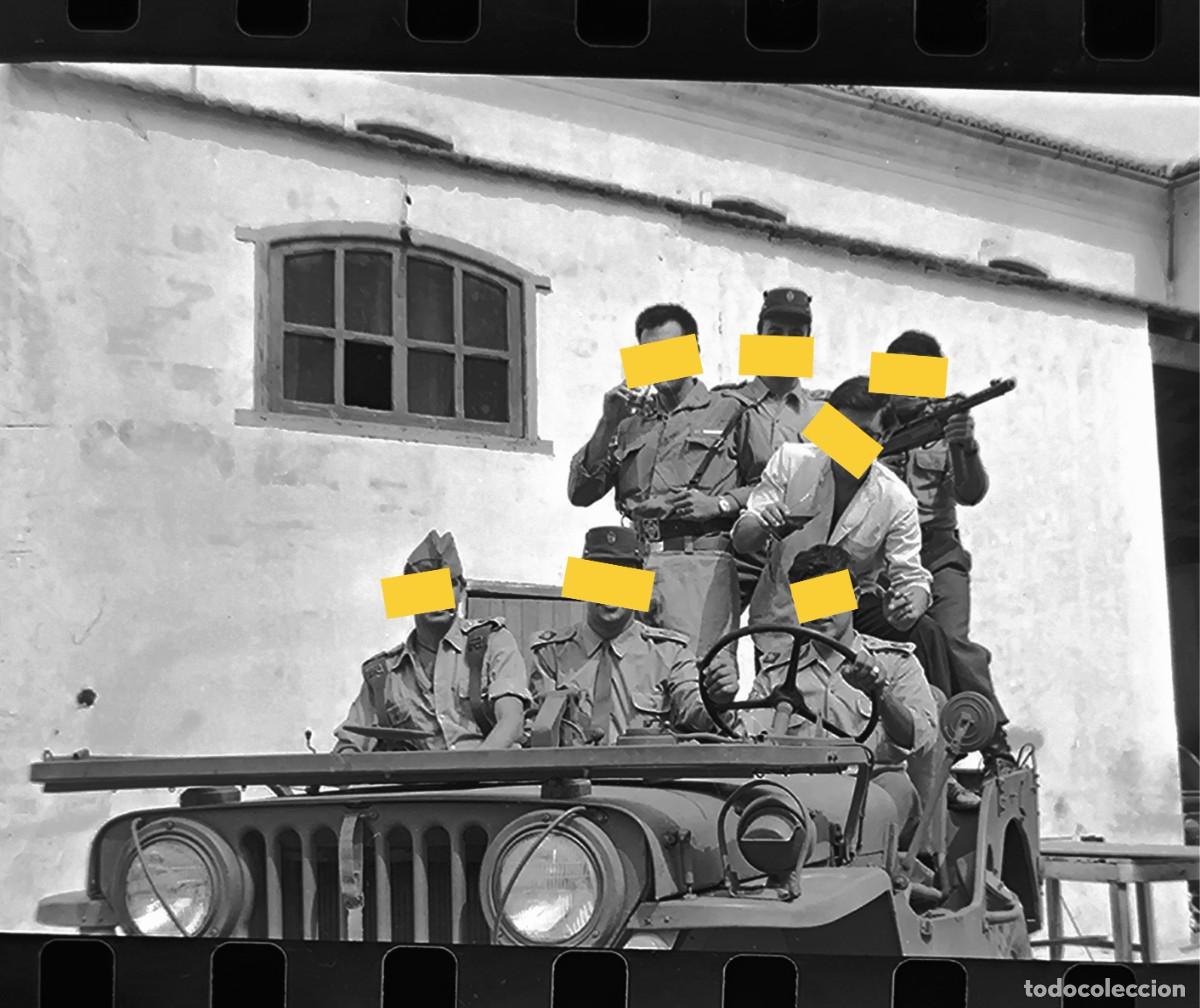 Fotograf&iacute;a antigua: Antiguo negativo de fotograf&iacute;a. Coche jeep militar. A&ntilde;os 60.