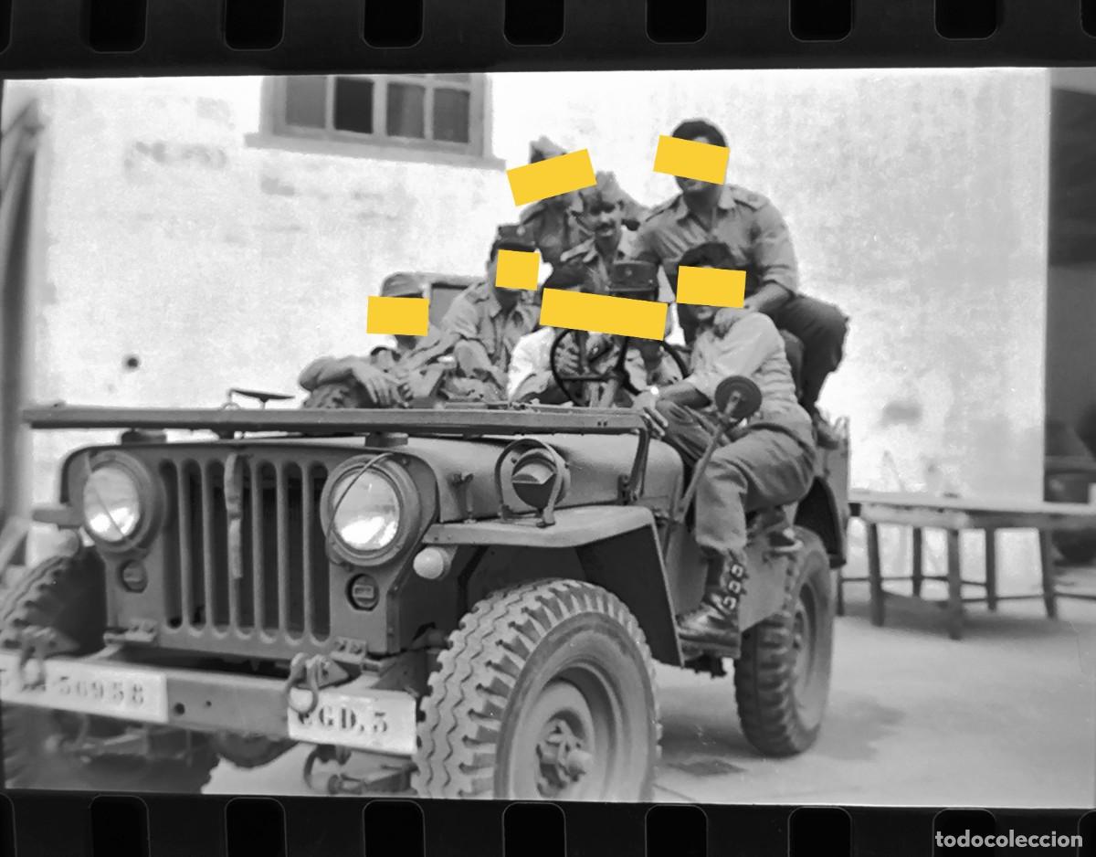 Fotograf&iacute;a antigua: Antiguo negativo de fotograf&iacute;a. Coche jeep militar. A&ntilde;os 60.
