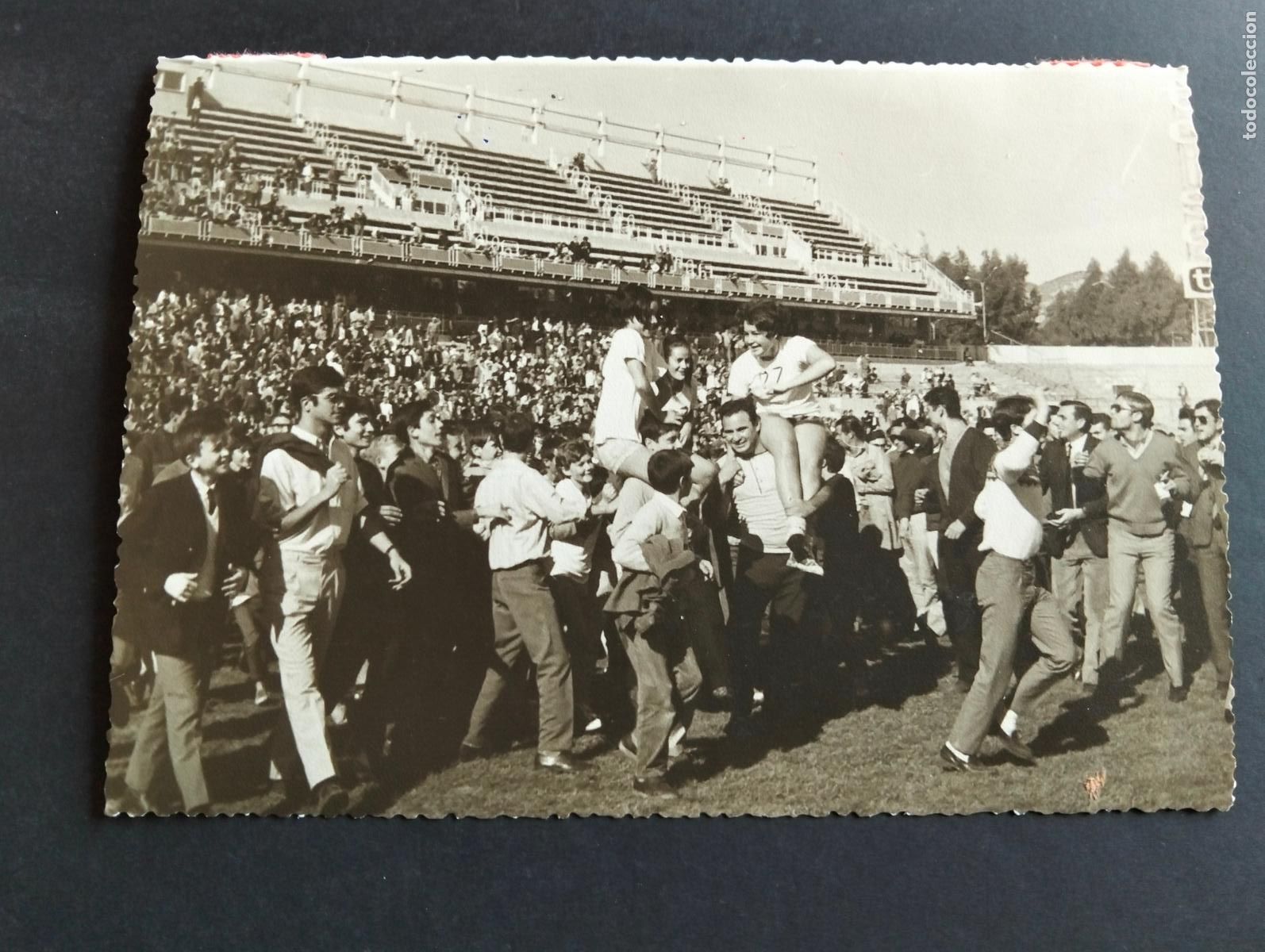 Fotografia antiga: MALAGA 1967 PARTIDO FUTBOL FEMENINO MALAGA TORREMOLINOS ANTIGUA FOTOGRAFIA 13 X 18 CM
