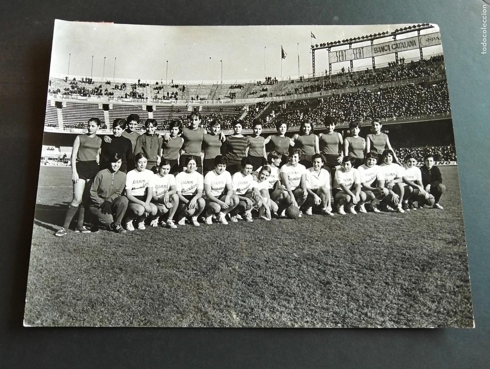 Antique Photography: BARCELONA 1967 PARTIDO FUTBOL FEMENINO EN EL NOU CAMP ANTIGUA FOTOGRAFIA 24 X 18 CM