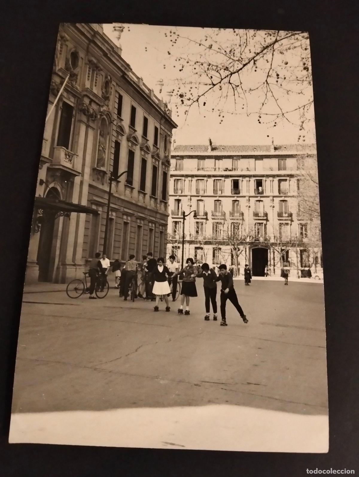 Alte Fotografie: MADRID PLAZA VILLA DE MADRID AFICCIONADOS PRACTICANDO PATINAJE ANTIGUA FOTOGRAFIA 11 X 18 CM