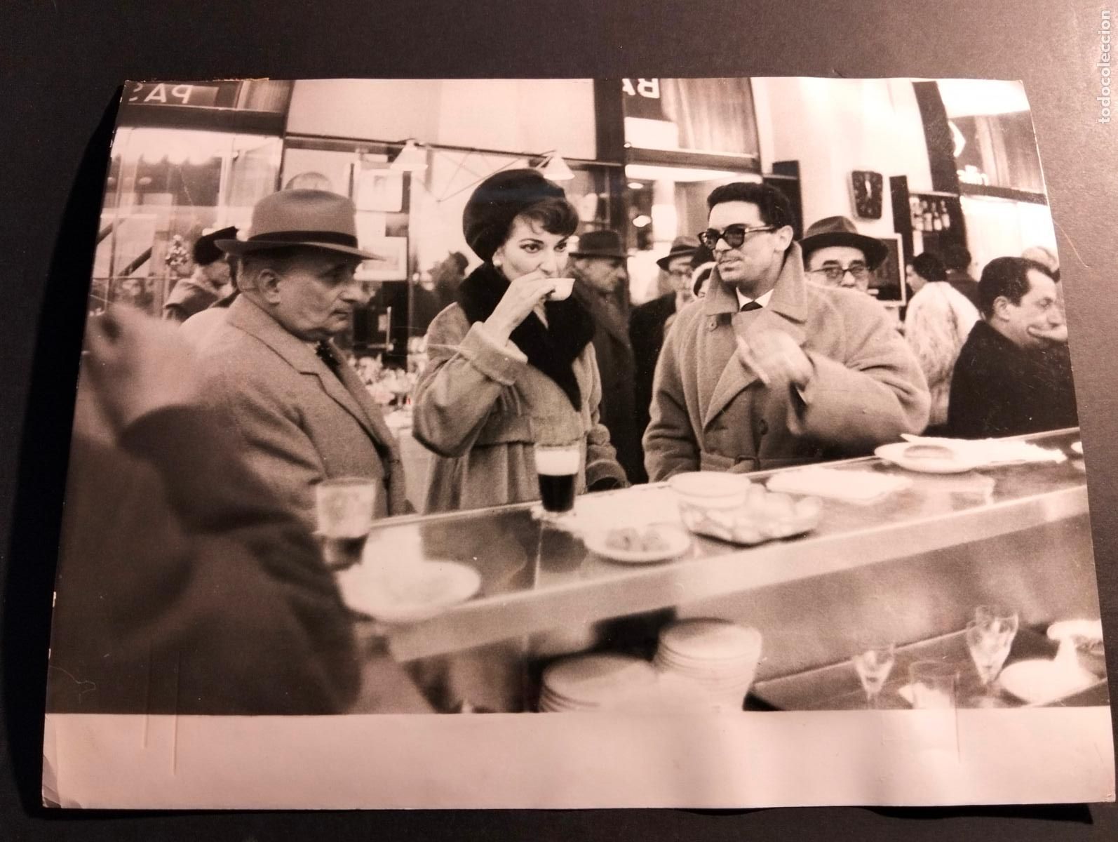 Fotograf&iacute;a antigua: MARIA CALLAS CANTANTE OPERA CON ALAIN RENAULT MODISTO ANTIGUA FOTOGRAFIA ORIGINAL 18 X 24 CM