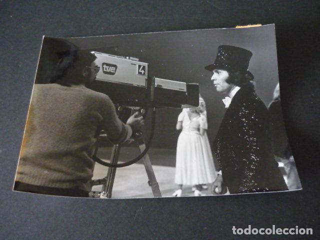 Fotograf&iacute;a antigua: RAPHAEL CANTANTE EN TVE LOS LUNES DE RAPHAEL ANTIGUA FOTOGRAFIA ORIGINAL 13 X 18 CM