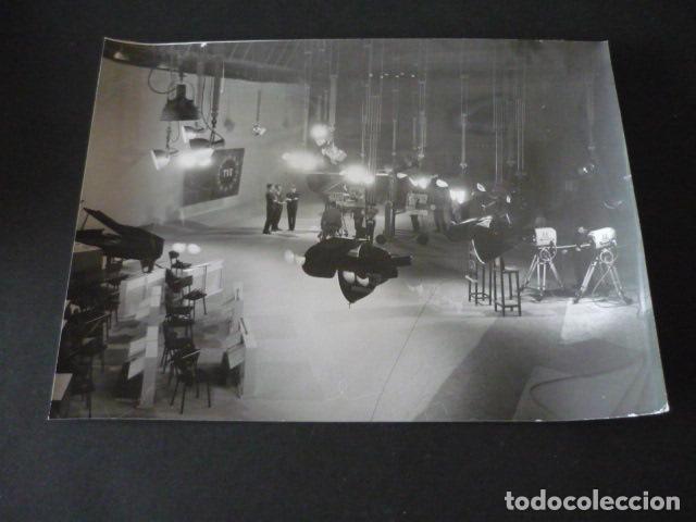 Antique Photography: RAPHAEL CANTANTE EN TVE ANTIGUA FOTOGRAFIA ORIGINAL A&Ntilde;OS 60 18 X 24 CM