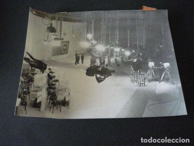 Fotograf&iacute;a antigua: RAPHAEL CANTANTE EN TVE ANTIGUA FOTOGRAFIA ORIGINAL A&Ntilde;OS 60 18 X 24 CM