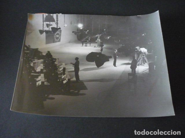 Fotograf&iacute;a antigua: RAPHAEL CANTANTE EN TVE ANTIGUA FOTOGRAFIA ORIGINAL A&Ntilde;OS 60 18 X 24 CM