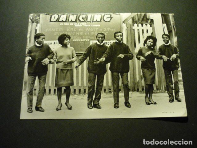 Fotograf&iacute;a antigua: LES SURFS CONJUNTO MUSICAL CANTANTES ANTIGUA FOTOGRAFIA ORIGINAL 13 X 18 CM