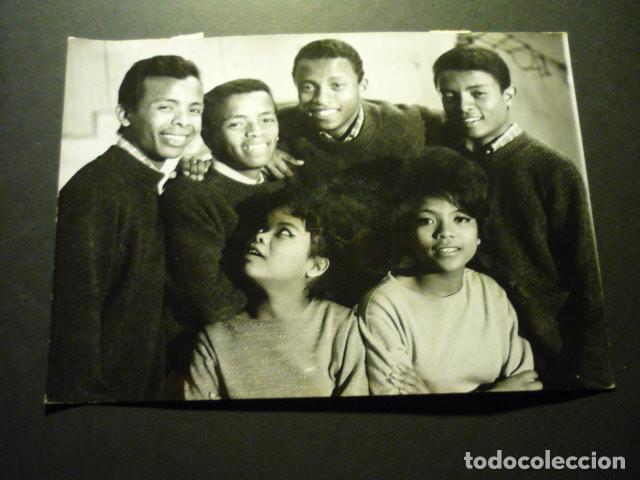 Fotograf&iacute;a antigua: LES SURFS CONJUNTO MUSICAL CANTANTES ANTIGUA FOTOGRAFIA ORIGINAL 13 X 18 CM