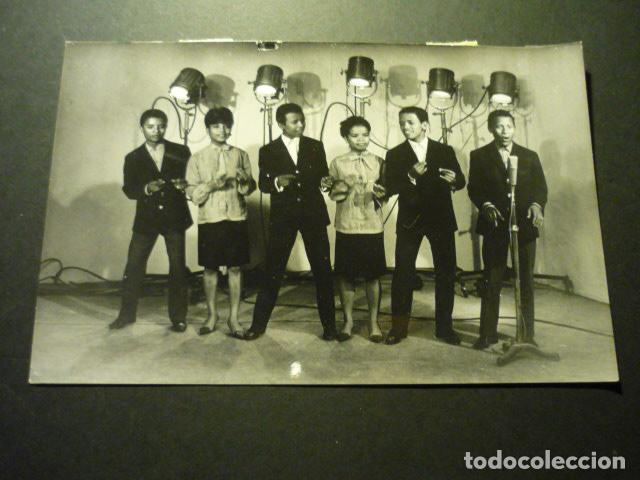 Fotograf&iacute;a antigua: LES SURFS CONJUNTO MUSICAL CANTANTES ANTIGUA FOTOGRAFIA ORIGINAL 13 X 18 CM