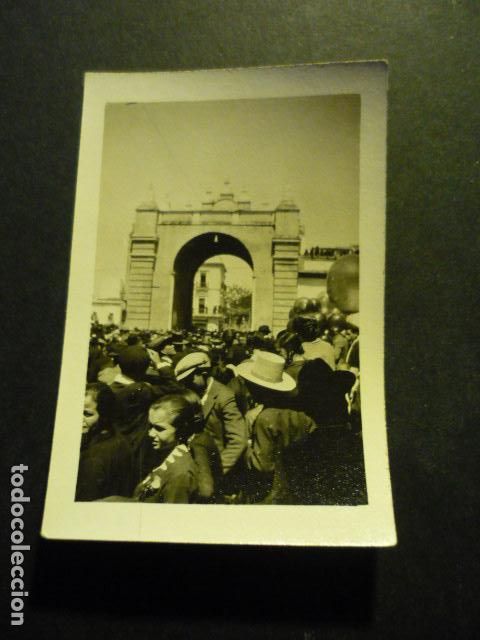 Alte Fotografie: SEVILLA SEMANA SANTA UNA PROCESION A&Ntilde;OS 20 ANTIGUA FOTOGRAFIA 5 X 7 CM