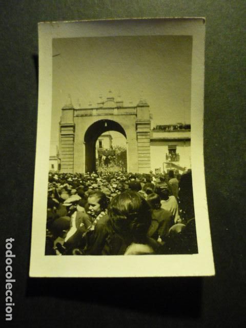 Fotograf&iacute;a antigua: SEVILLA SEMANA SANTA UNA PROCESION A&Ntilde;OS 20 ANTIGUA FOTOGRAFIA 5 X 7 CM