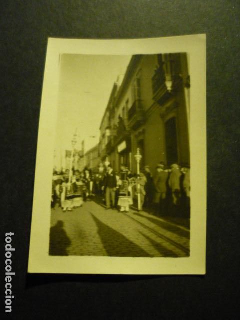 Fotografia antica: SEVILLA SEMANA SANTA UNA PROCESION A&Ntilde;OS 20 ANTIGUA FOTOGRAFIA 5 X 7 CM