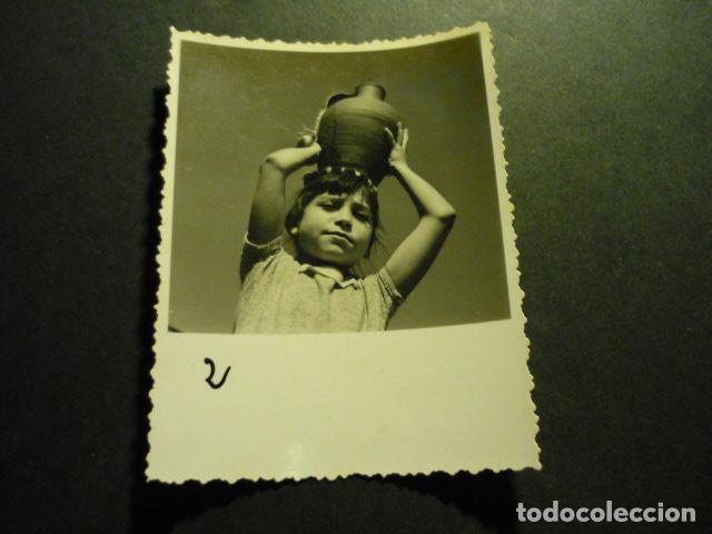 Fotografia antica: CACERES NI&Ntilde;A EN LA FUENTE DEL CONCEJO ANTIGUA FOTOGRAFIA 6 X 8 CM