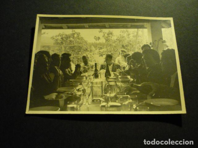 Fotografia antica: FINCA VILLA DE MAR CUDILLERO COMIDA DADA POR FIERRO ANTIGUA FOTOGRAFIA 7 X 10 CM