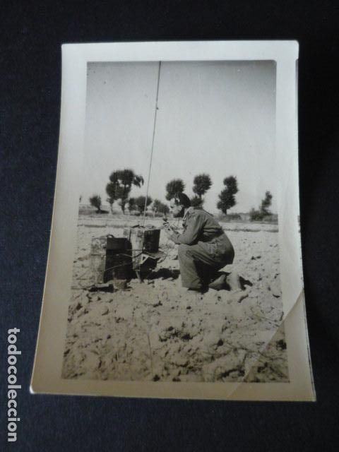 Fotografia antica: SALAMANCA MILITAR EN EL AERODROMO APARATO RADIO ANTIGUA FOTOGRAFIA 6,5 X 9,5 CM