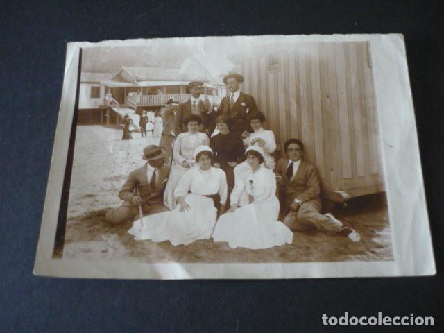 Fotograf&iacute;a antigua: GUIPUZCOA GRUPO FAMILIAR EN PLAYA ANTIGUA FOTOGRAFIA 9 X 13 CM