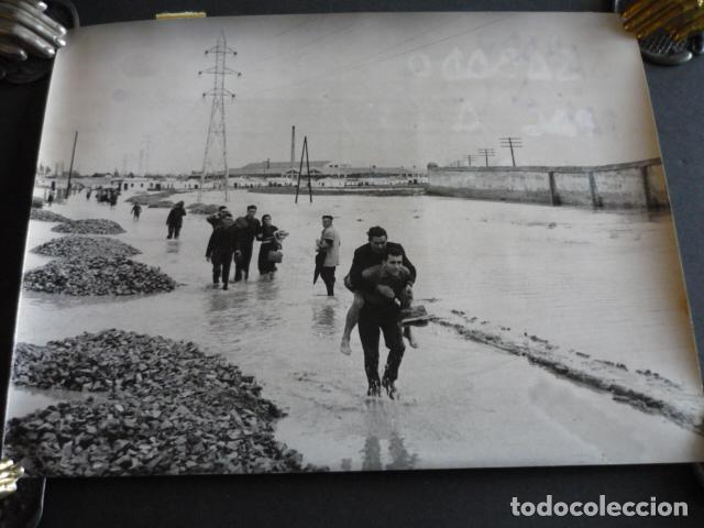 Antique Photography: SAN SSEVILLA CARRETERA AMARILLA INUNDACIONES 1961 ANTIGUA FOTOGRAFIA 24 X 18 CM