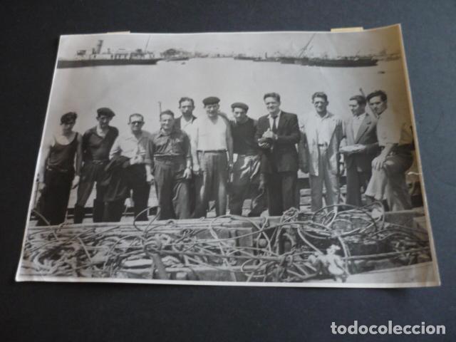 Antique Photography: TRIPULACION DE BUQUE BENGOECHEA TRAS NAUFRAGIO ANTIGUA FOTOGRAFIA 18 X 24 CM