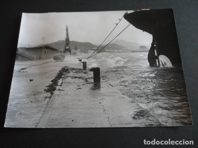 Fotografia antica: MALAGA PUERTO CERRADO POR VENDAVAL 1963 ANTIGUA FOTOGRAFIA 18 X 24 CM