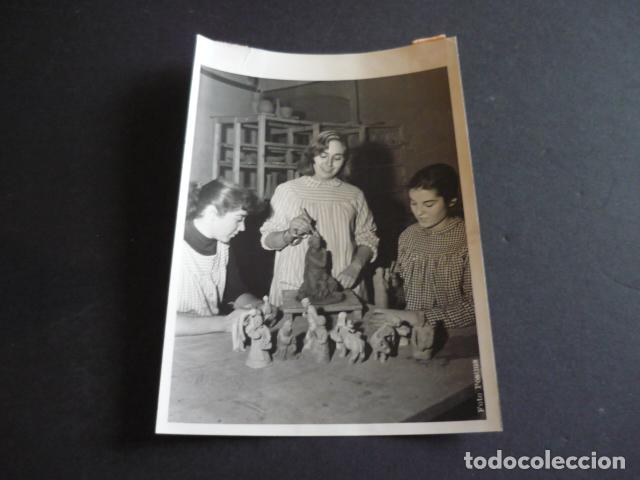 Alte Fotografie: BARCELONA ESCUELA DE ARTE MASSANA 1958 MODELADO FIGURAS NACIMIENTO ANTIGUA FOTOGRAFIA 13 X 18 CM