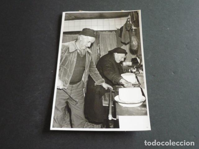 Fotografia antica: TIELVE ASTURIAS HACIENDO QUESO ANTIGUA FOTOGRAFIA 10 X 16,5 CM