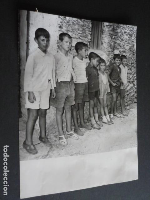 Antique Photography: GARCIAZ CACERES NI&Ntilde;OS QUE SALVARON A UN ANCIANO 1963 ANTIGUA FOTOGRAFIA 24 X 18 CM