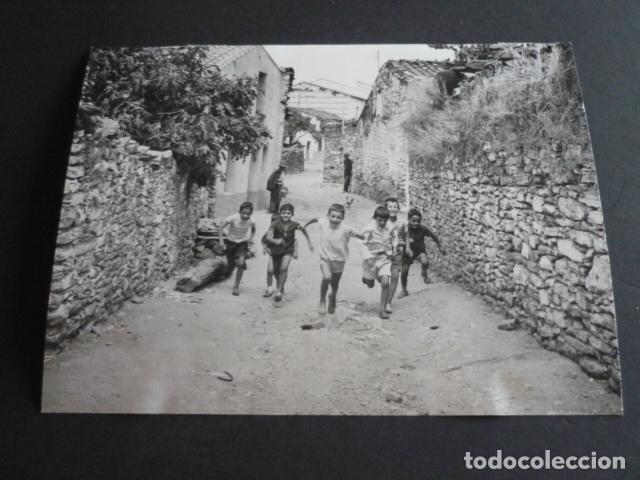 Fotograf&iacute;a antigua: GARCIAZ CACERES NI&Ntilde;OS QUE SALVARON A UN ANCIANO 1963 ANTIGUA FOTOGRAFIA 24 X 18 CM