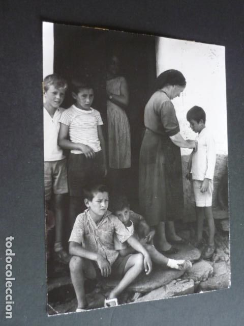 Fotograf&iacute;a antigua: GARCIAZ CACERES NI&Ntilde;OS QUE SALVARON A UN ANCIANO 1963 ANTIGUA FOTOGRAFIA 24 X 18 CM