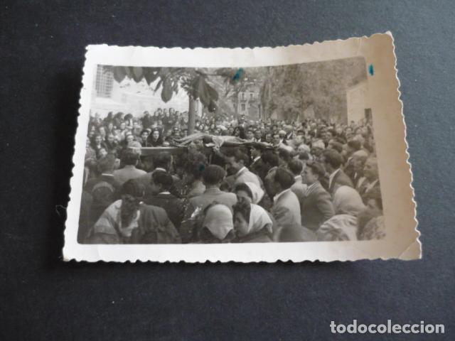 Fotograf&iacute;a antigua: LOCALIDAD A IDENTIFICAR PROCESION SEMANA SANTA CON CRISTO EN BRAZOS ANTIGUA FOTOGRAFIA 10 X 7 CM