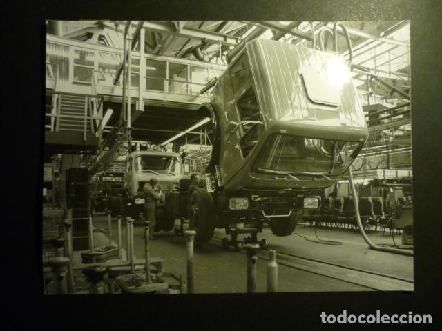 Fotograf&iacute;a antigua: ALEMANIA FABRICA DE CAMIONES MERCEDES BENZ ANTIGUA FOTOGRAFIA 18 X 24 CM